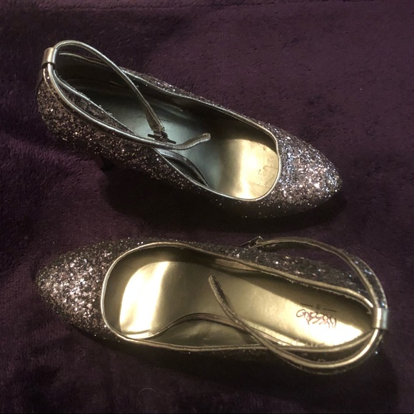 Shoes - Picture 2 of 7